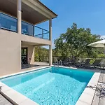 Les De Lorello Villa