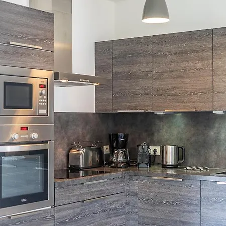 Les De Lorello Villa *