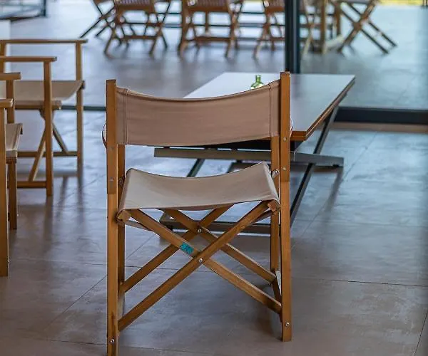 Les De Lorello Willa *