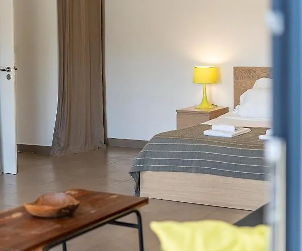 Les De Lorello Willa *