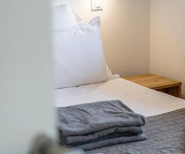 Les De Lorello Willa *