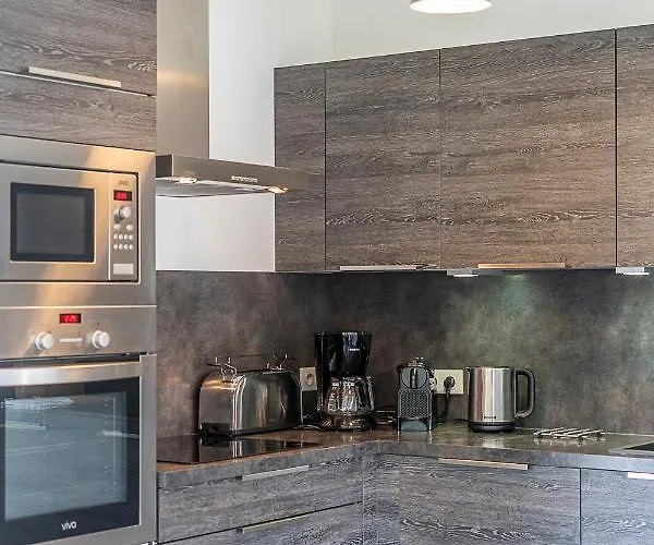 Les De Lorello Willa *